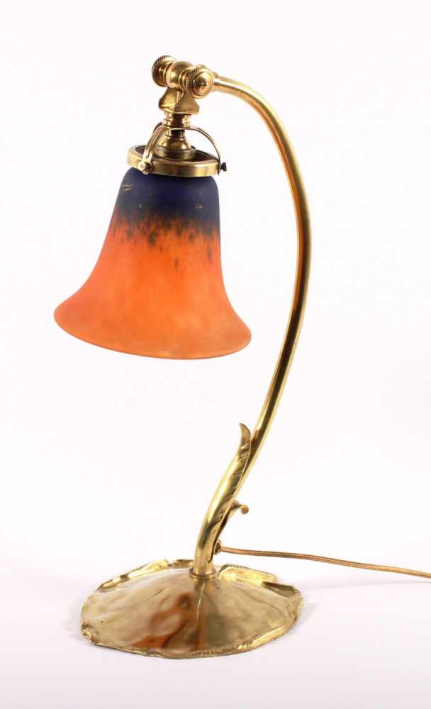 TISCHLAMPE, Bronze, einflammig, H 41, Fußentwurf: George DE FEURE, Schirm aus farblosem