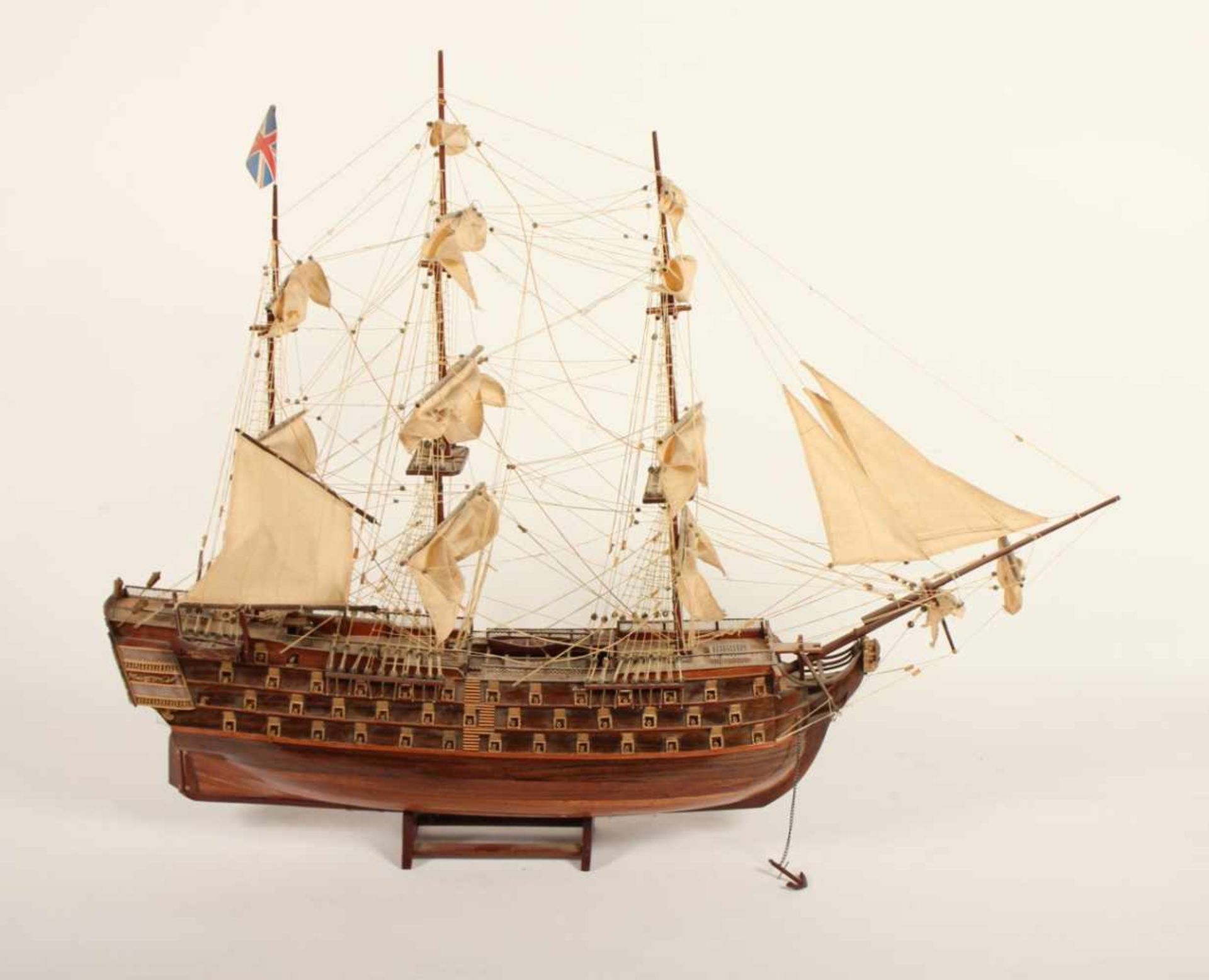 MODELL EINES KRIEGSSCHIFFES, wohl HMS Victory (1765), Edelhölzer, geschnitzt und partiell gold - Bild 2 aus 3