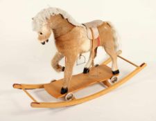SCHAUKELPFERD, gesatteltes Pferd auf Rädern mit Wippe, Fell, genäht, Holz, schwarz und rot