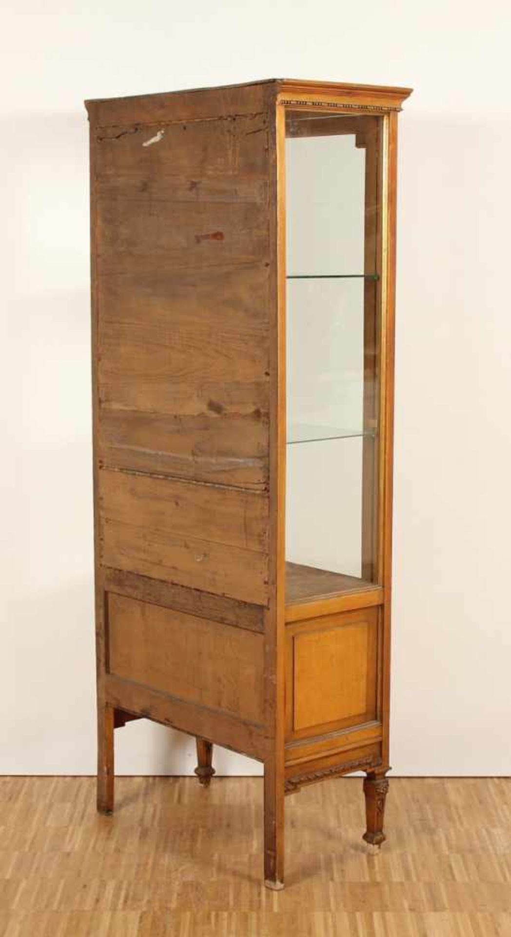 VITRINE, Louis-Seize-Stil, Holz, geschnitzt, goldfarben gefasst, eintüriger Korpus, H 165, B 69, T - Bild 4 aus 4