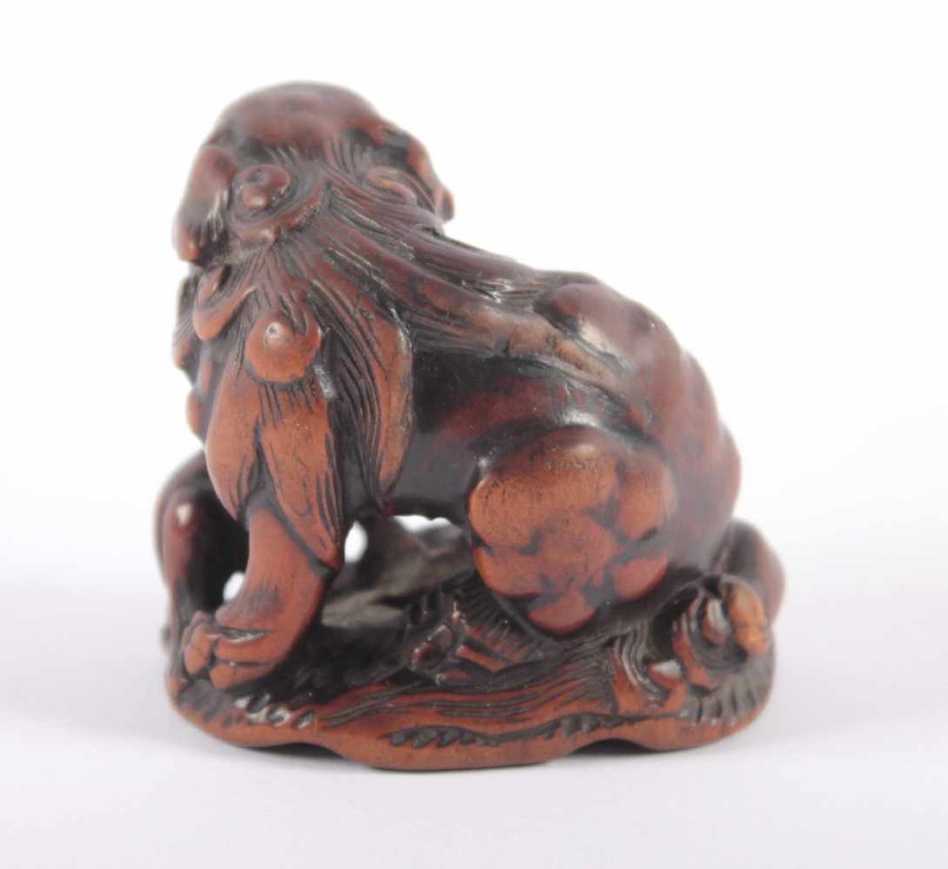 NETSUKE MÄCHTIGER SHISHI, wohl Buchsbaum, das Tier mit lockigem Fell und langem, gelocktem Schwanz - Image 3 of 4