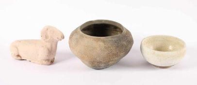 DREITEILIGES KONVOLUT, Steinzeug, zwei Gefäße und eine Widderfigur, L bis 12, CHINA