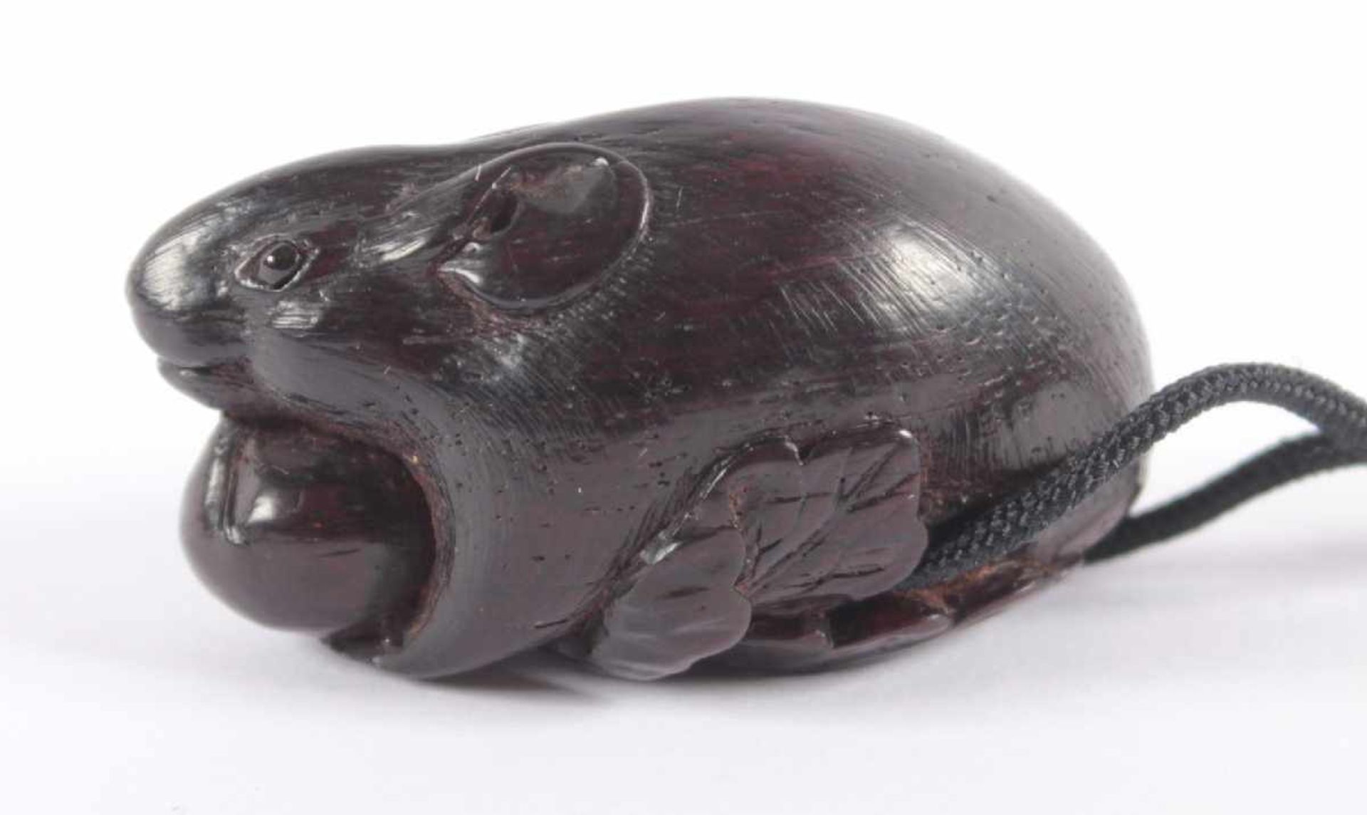 NETSUKE RATTE MIT RETTICH, sehr fein geschnitztes und graviertes dunkles Holz, Augen dunkles Horn, - Image 3 of 3