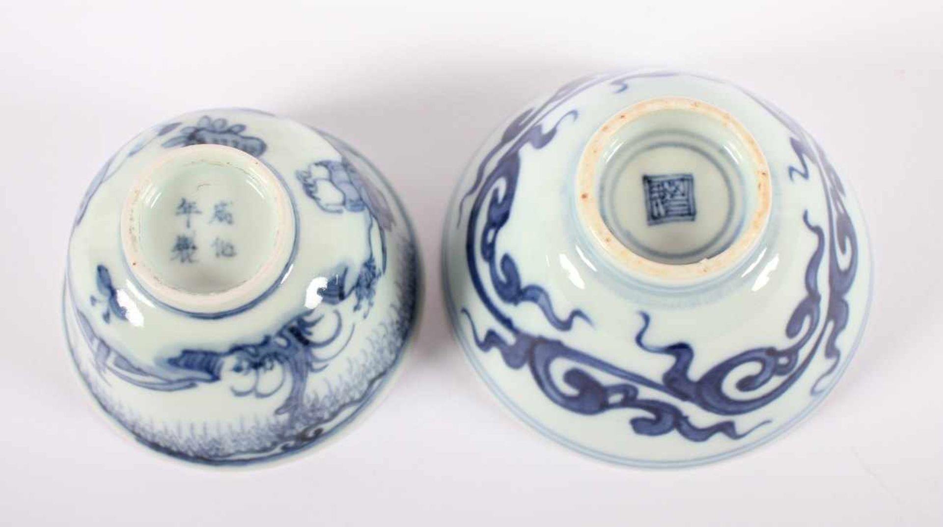ZWEI BLAU-WEISSE KOPPCHEN, Porzellan, unterglasurblau dekoriert, Dm 7/8, Bodenmarken, CHINA - Bild 3 aus 3