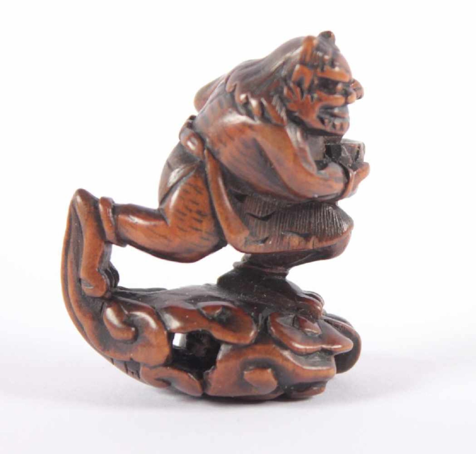 NETSUKE ONI MIT SCHREIN, Buchsbaum, fein geschnitzt und graviert, teils dunkel patiniert, der Teufel - Image 2 of 4