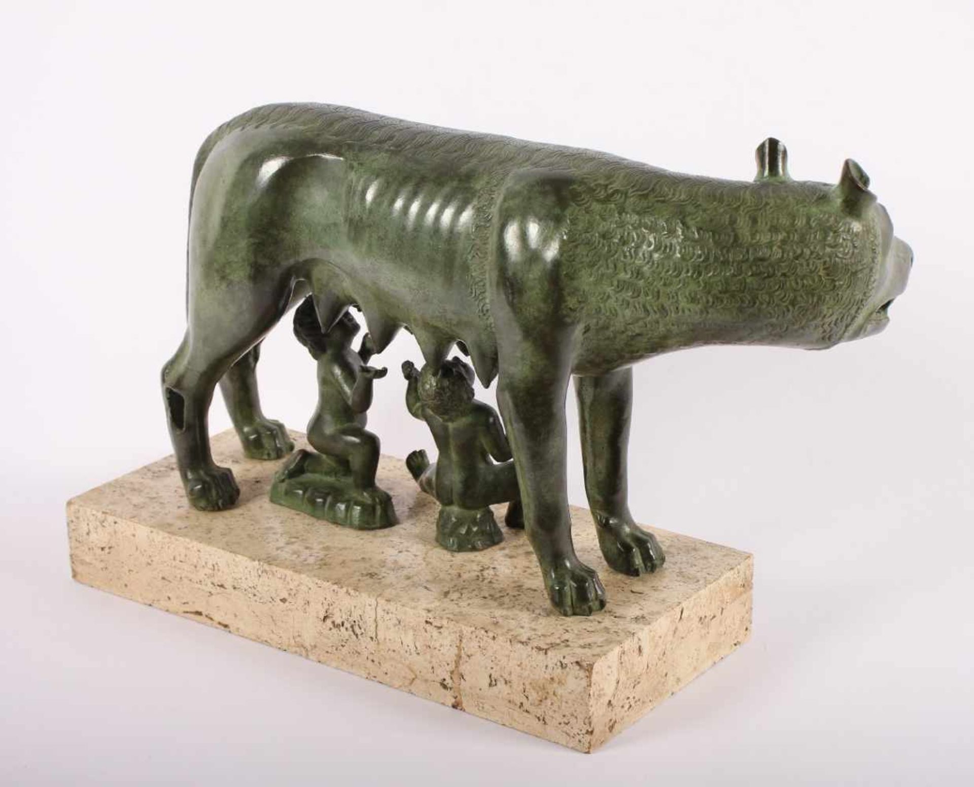 DIE KAPITOLINISCHE WÖLFIN, Romulus und Remus säugend, (die mythischen Gründer Roms), Bronze, grün - Image 2 of 4