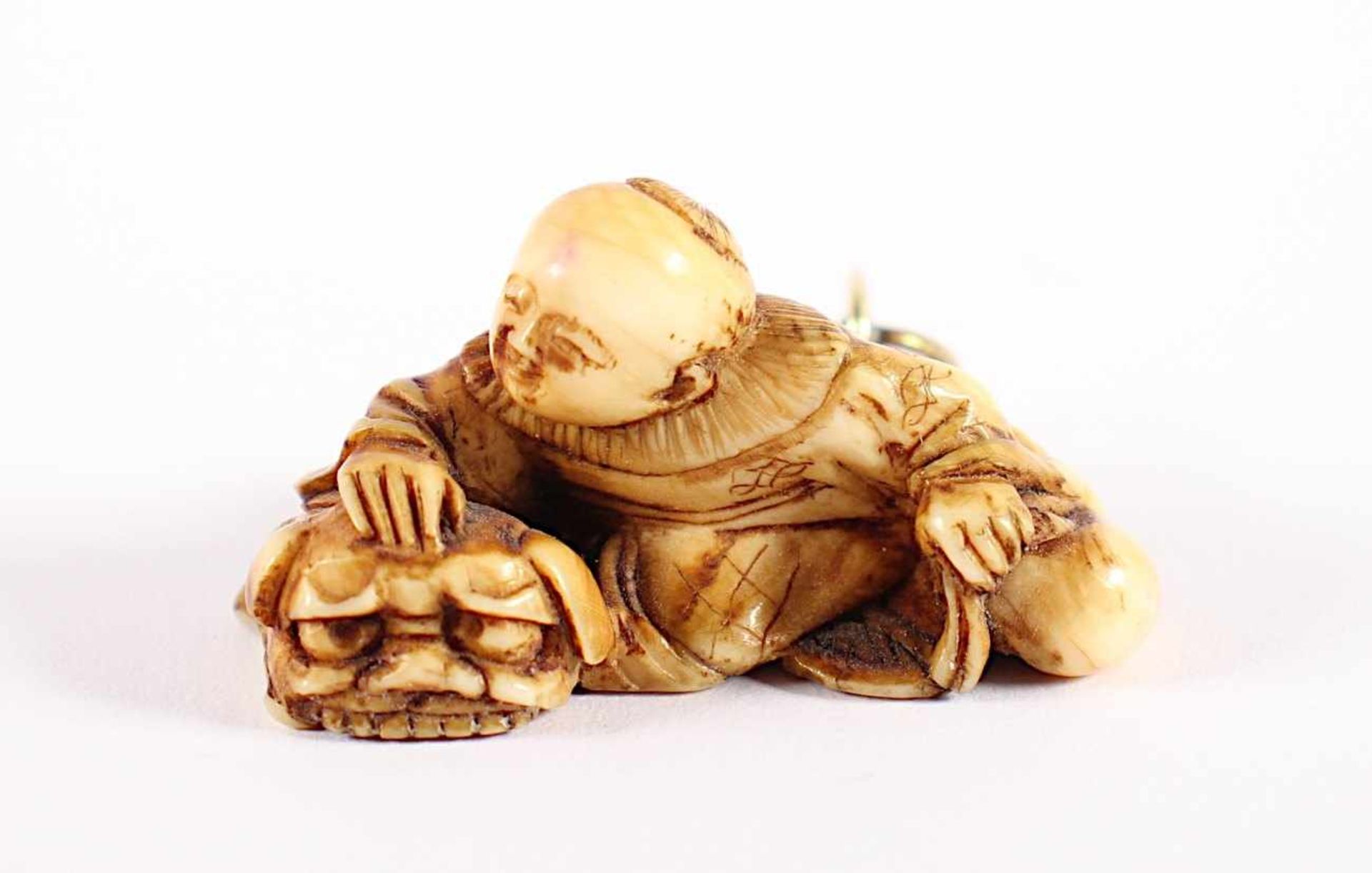 NETSUKE, Elfenbein, Karako mit einer Shishimai-Maske und einem Fächer, schöne Patina, L 3,6,