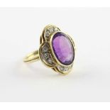 AMETHYSTRING, 585/ooo Gelbgold, besetzt mit einem ovalen Amethyst und Diamanten von zusammen ca. 0,