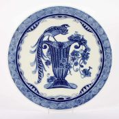 GROSSE PLATTE, im kräftigen Unterglasurblau dekoriert, im Spiegel Fasan auf einer Vase, Dm 35,