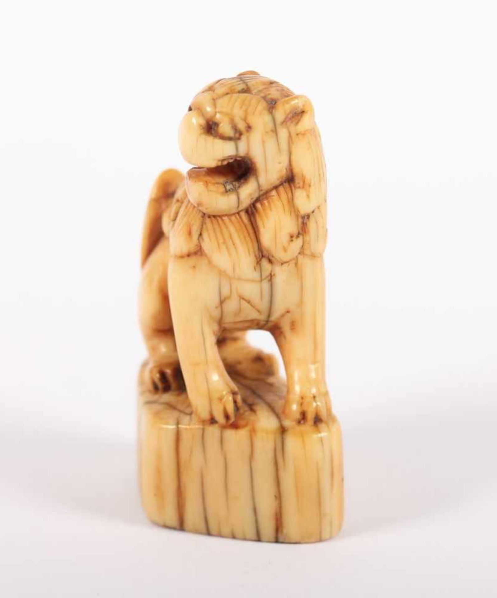 SIEGEL-NETSUKE SHISHI, Elfenbein, mit schöner, stellenweise gold-gelber Alters-Patina und Reste - Image 2 of 4