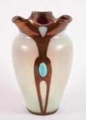 JUGENDSTIL-VASE, farbloses, opakes, satiniertes Glas, im Verlauf hellgrün und roséfarben getönt,