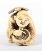 NETSUKE BÄUERIN, wohl Elfenbein, fein geschnitzt, graviert, die Gewandmuster dunkel akzentuiert,