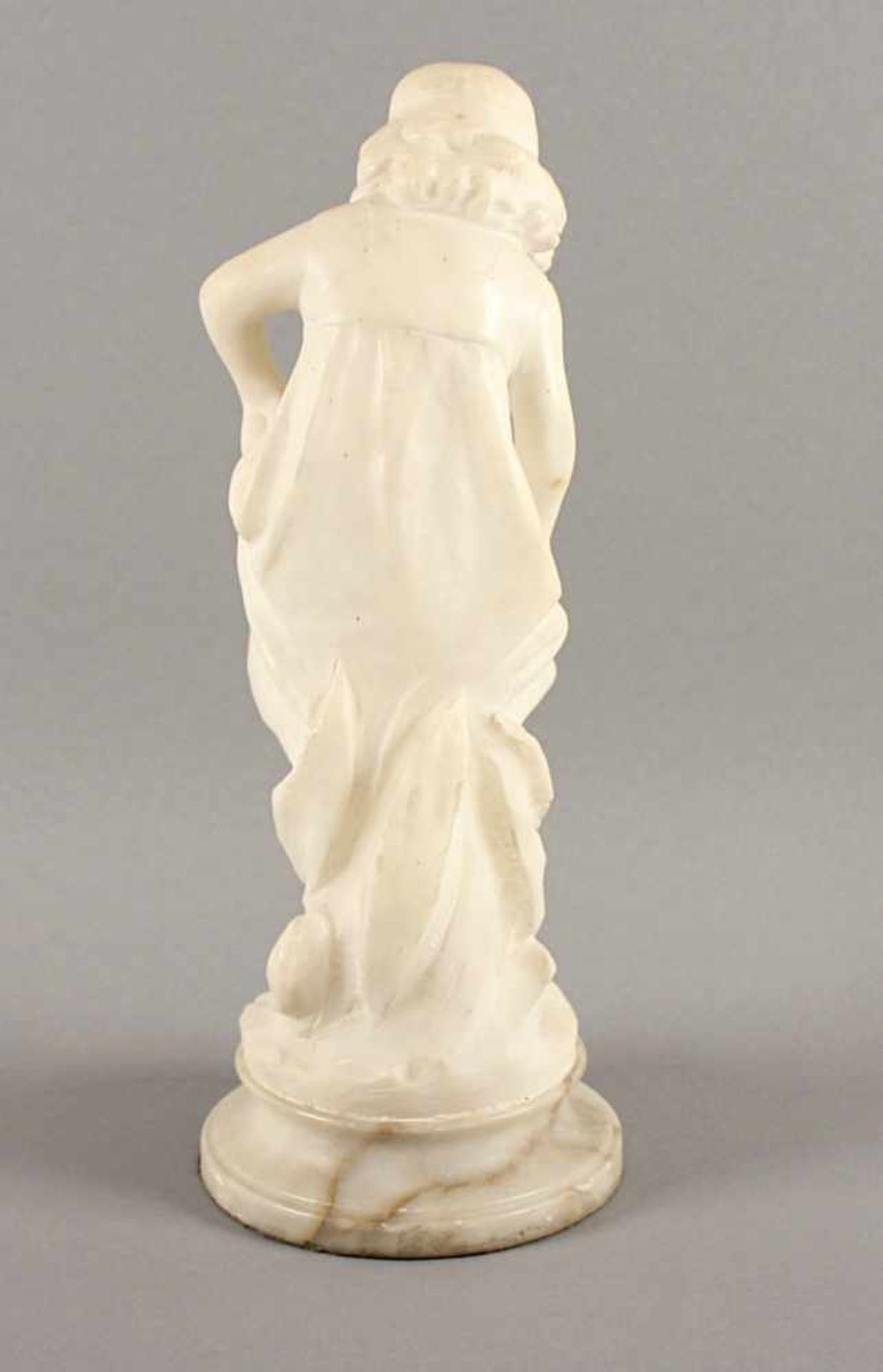 STEHENDES MÄDCHEN, Alabaster, H 35, wohl FRANKREICH, um 1890 - Bild 3 aus 4