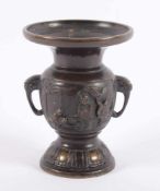 VASE, Bronze braun patiniert, Fabeltierkopf-Handhaben, auf der Wandung zwei Reserven mit