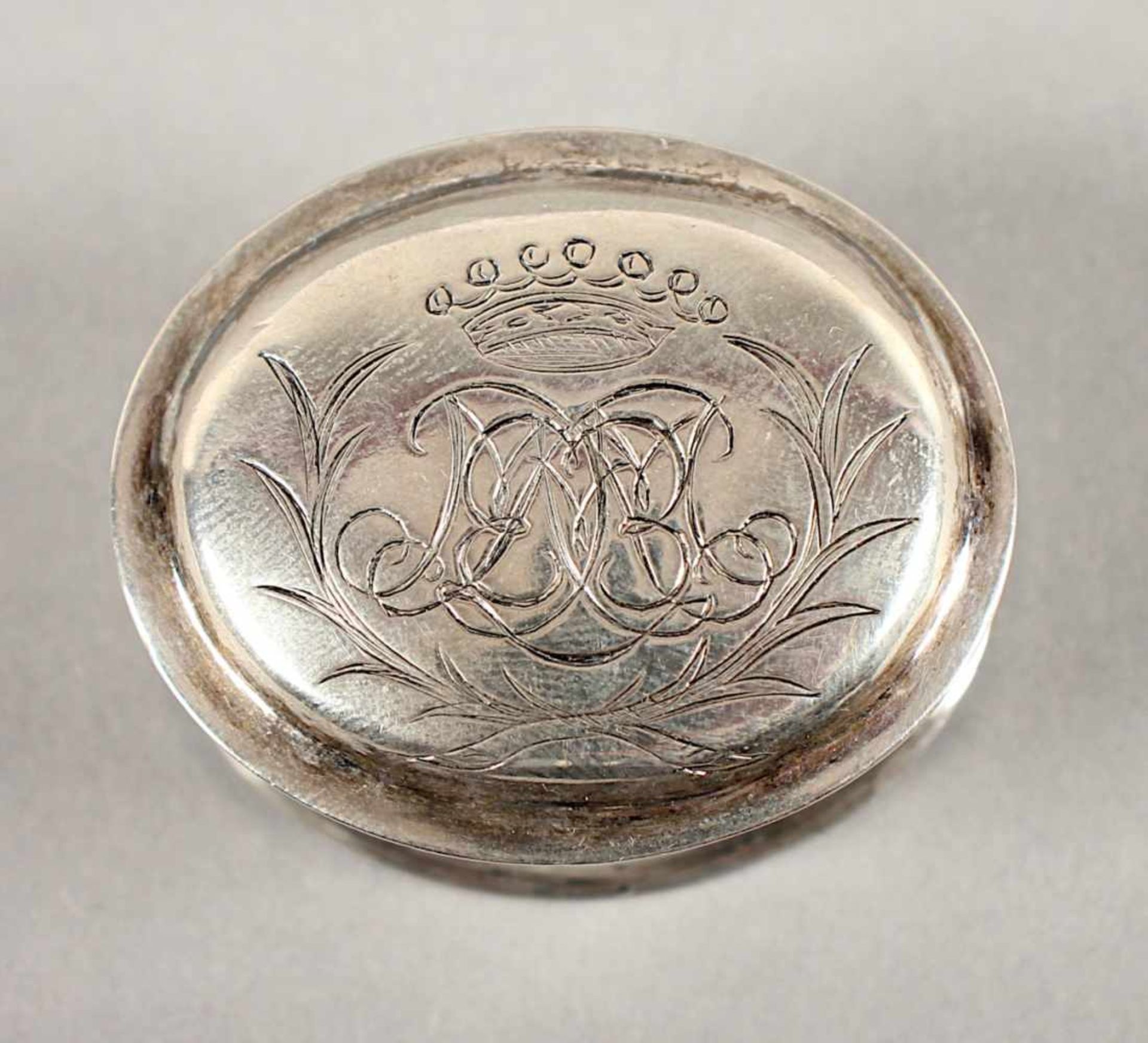 OVALE DOSE, auf dem Stülpdeckel graviertes Ligaturmonogramm unter Freiherrnkrone, L 4, ca. 18g, - Image 2 of 3