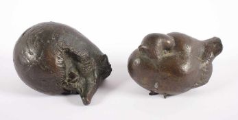 DOBBERKAU, Heide, "Eingerollter Igel", "Spatz", zwei Bronzen, monogrammiert, Dm bis 15