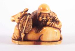 NETSUKE JURÔJIN MIT HIRSCH, Elfenbein mit sehr fein geschnitzten, gravierten und dunkel