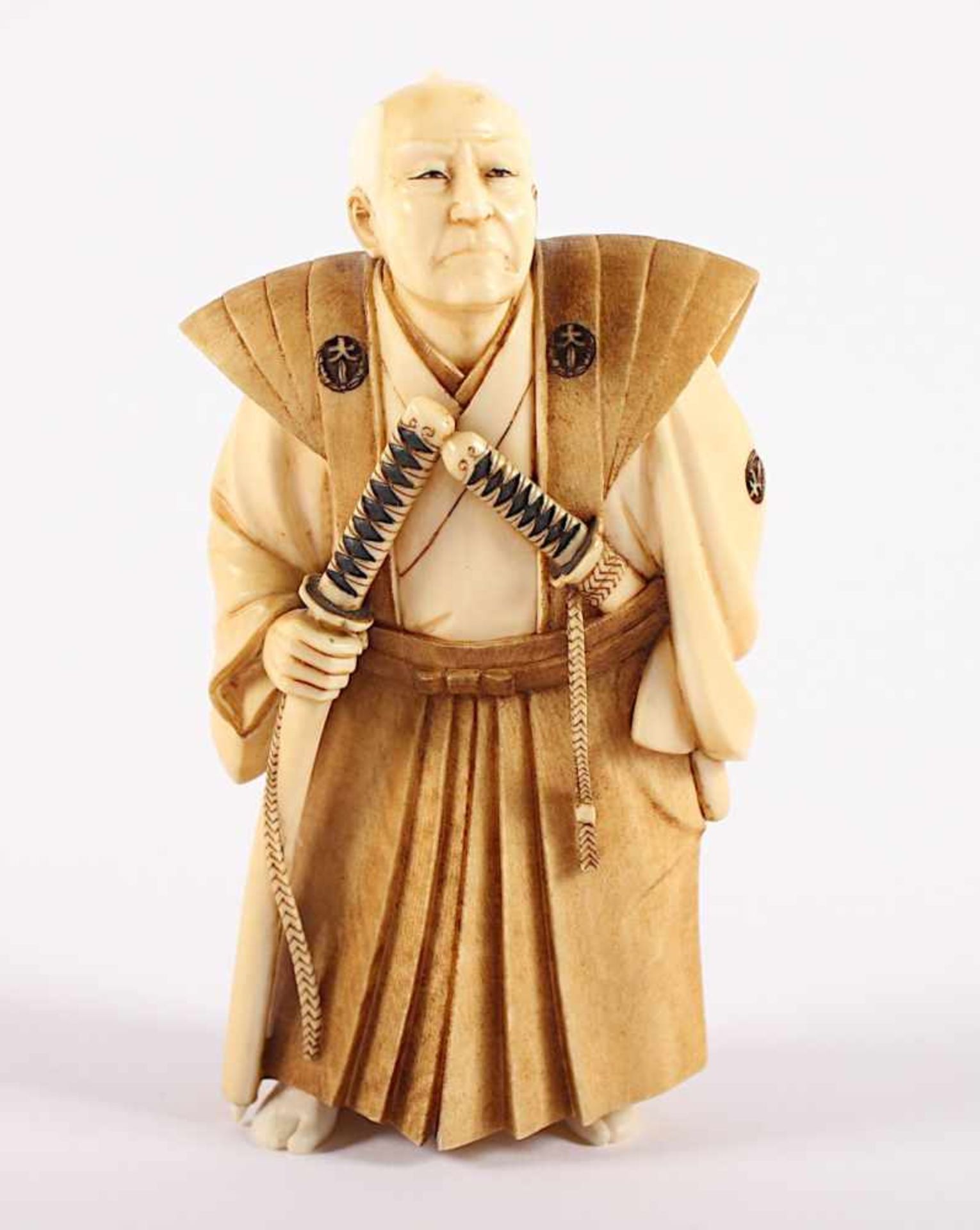 OKIMONO "SAMURAI", Elfenbein, sehr fein geschnitzt, unter dem Obi ein Wakizashi gesteckt, mit der