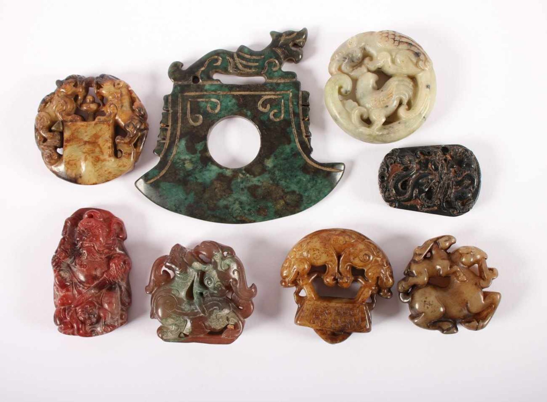 ACHT STEINSCHNITZEREIEN, variierende Farben, Formen (meist Amulette) und Größen, L bis 10, CHINA