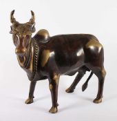 GESCHMÜCKTE "HEILIGE KUH", Bronze, H 45, INDIEN