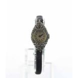 DAMENARMBANDUHR, 935/ooo Silber, rechteckiges Uhrgehäuse, die spitzovale Lunette besetzt mit Strass,