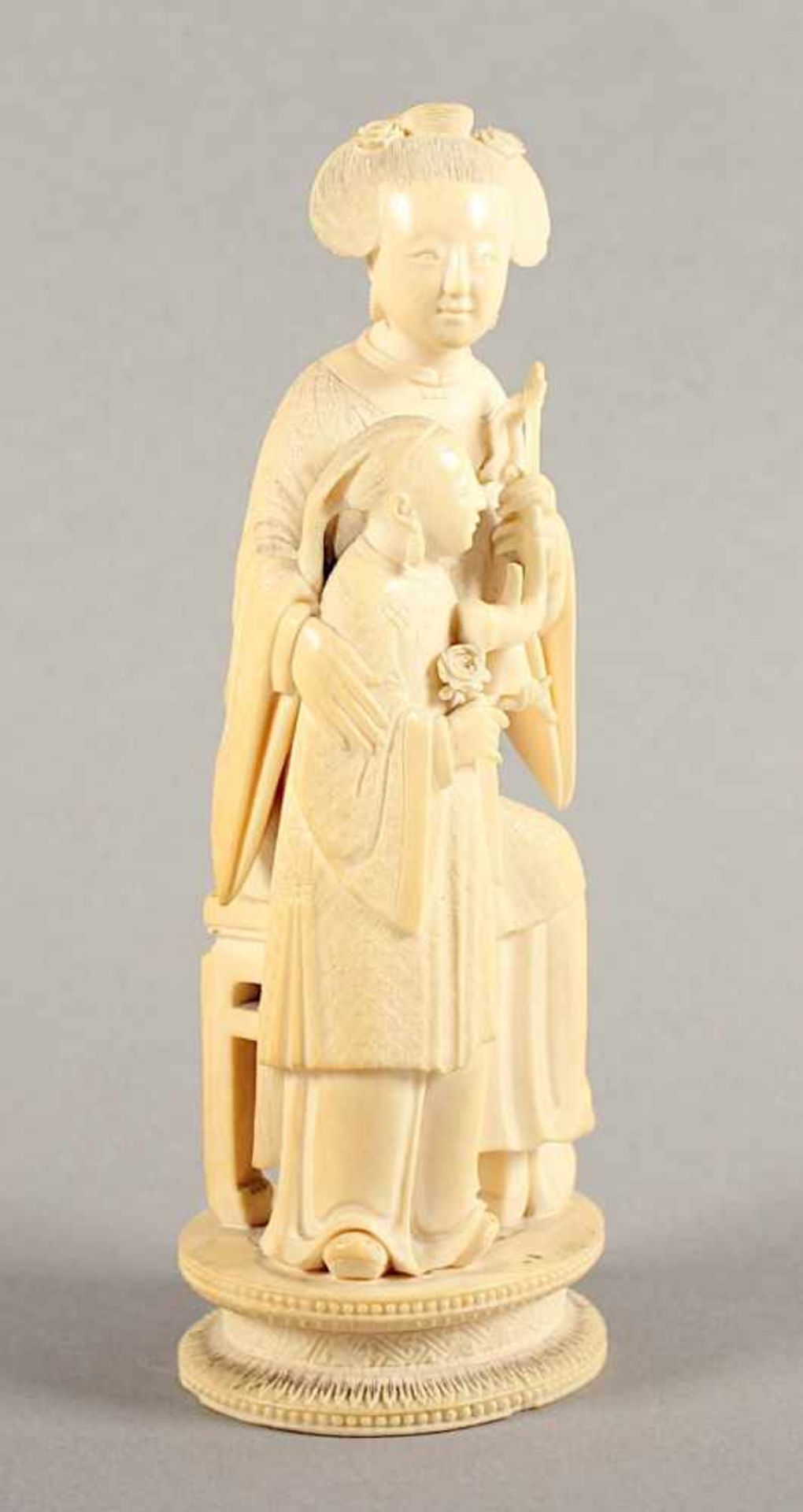 ELFENBEINSCHNITZEREI, sehr fein geschnitzt die Darstellung zweier Frauen auf einem Sockel, H 16, - Bild 2 aus 5