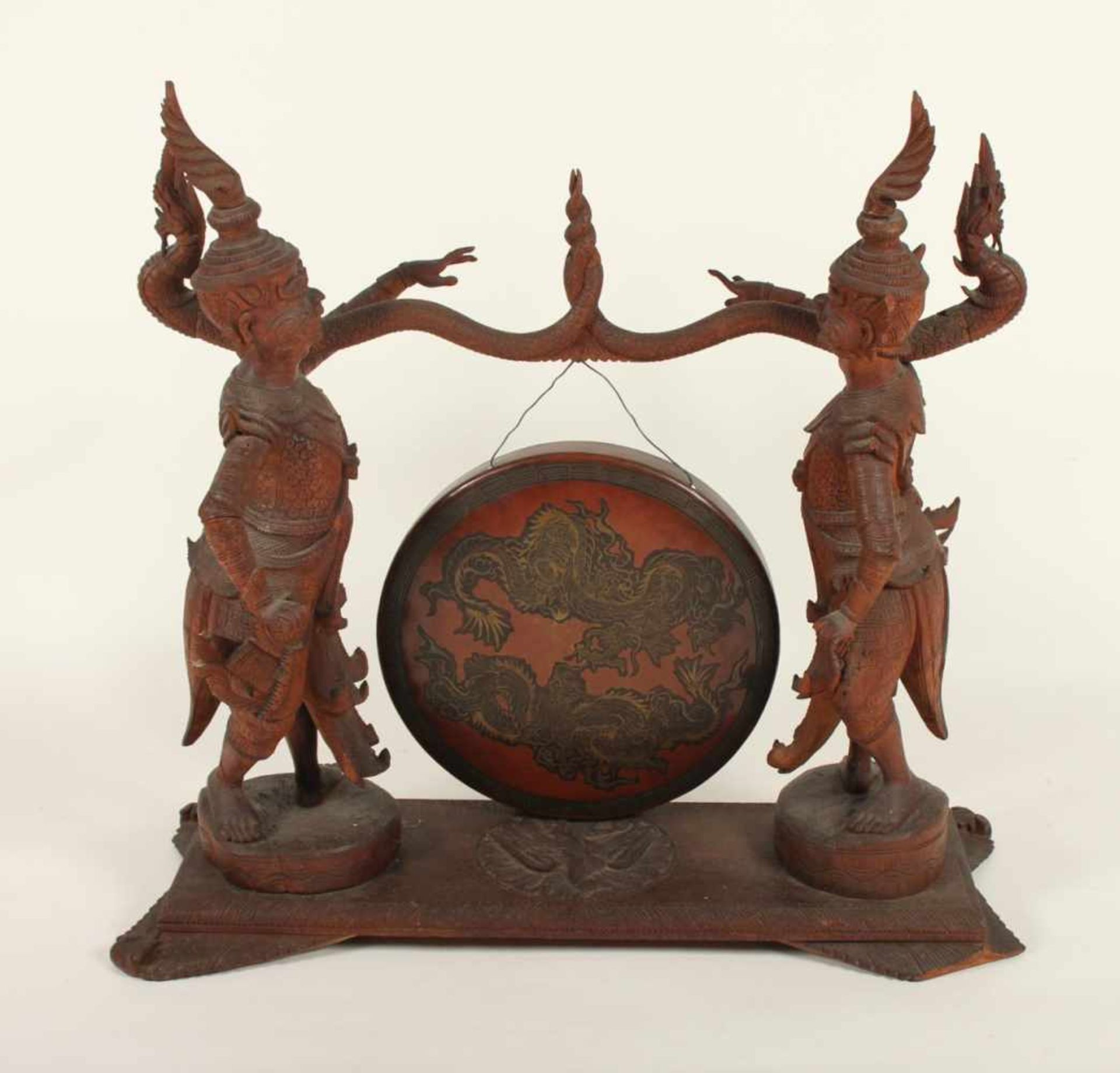 GONG, Bronze, figural geschnitzte Halterung aus Holz, H 81, B 86, min.besch., THAILAND, A.20.Jh.