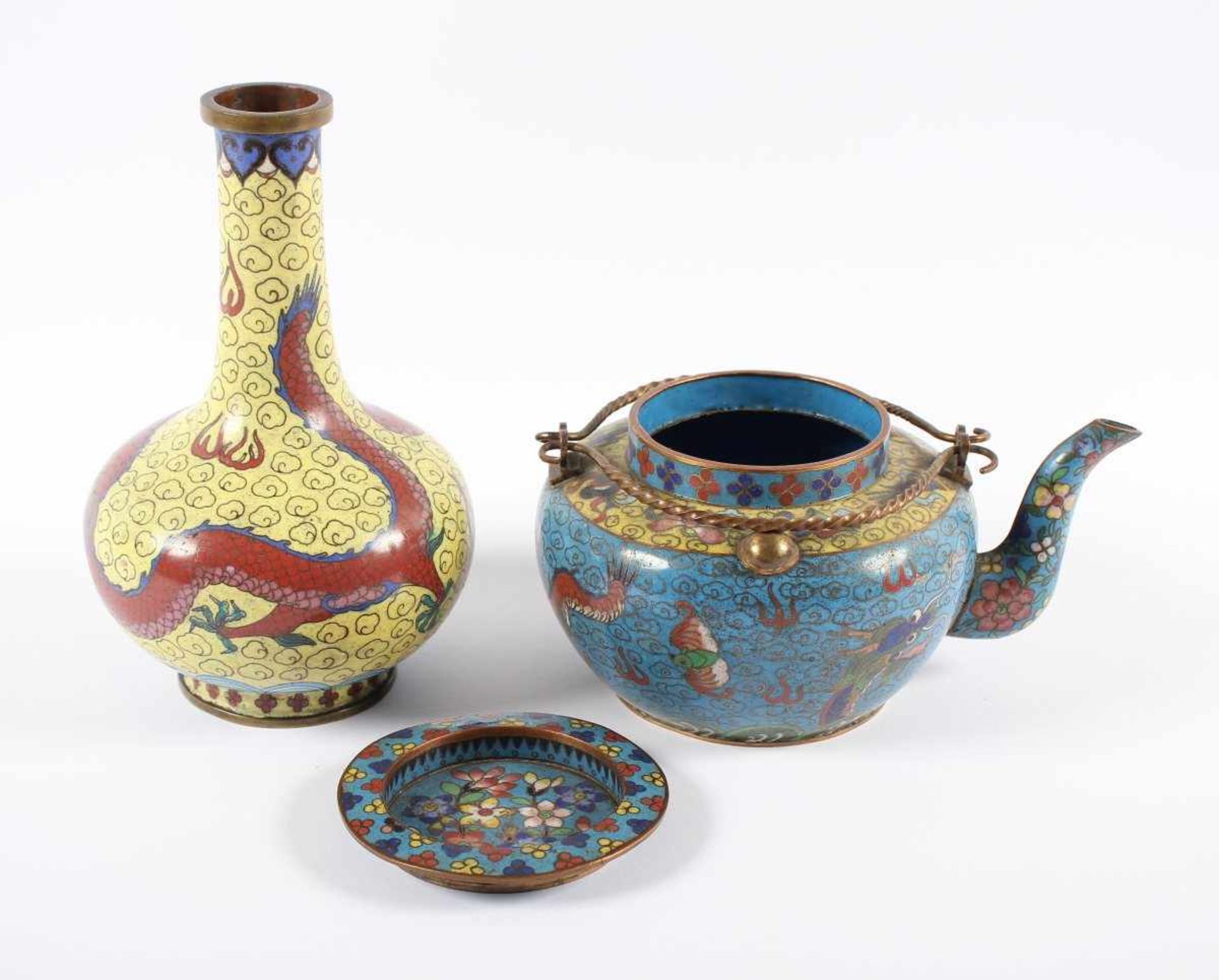 ZWEI CLOISONNÉ-OBJEKTE, Vase und Teekanne im farbigem Emailcloisonné dekoriert, H bis 18, besch. - Image 2 of 3
