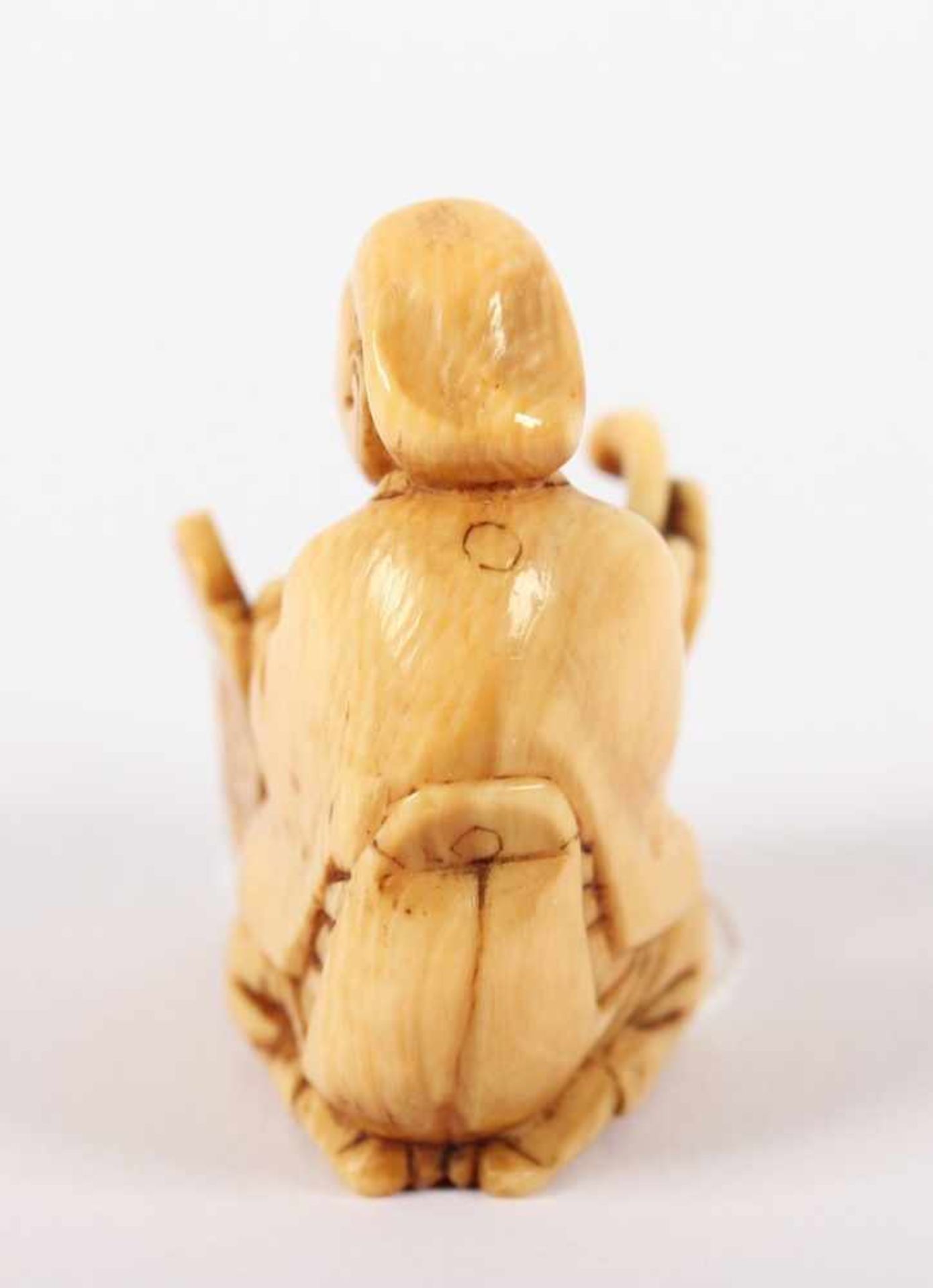 NETSUKE MOKKIN-SPIELER, Elfenbein, kniend hinter dem aus Indonesien stammenden, Xylophon-artigem - Image 3 of 4