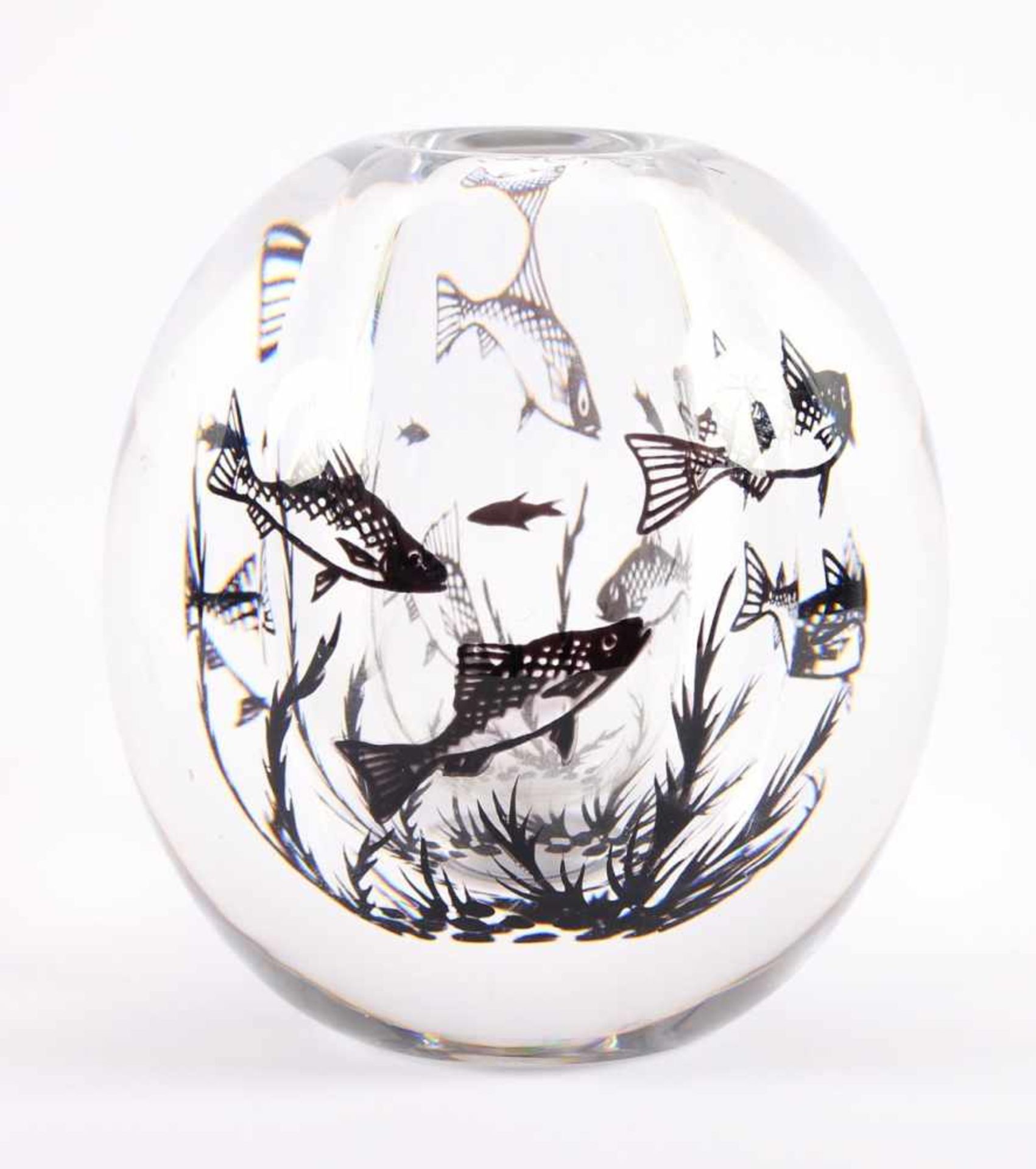 VASE "GRAAL", farbloses, dickwandiges Glas, in der Zwischenschicht schwarz gemalter Fischdekor, H - Bild 2 aus 3