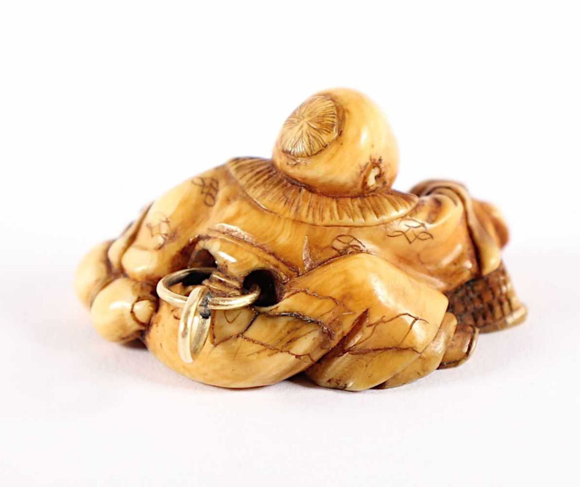 NETSUKE, Elfenbein, Karako mit einer Shishimai-Maske und einem Fächer, schöne Patina, L 3,6, - Bild 3 aus 4