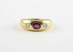 BANDRING, 585/ooo Gelbgold, besetzt mit einem Rubin und zwei Brillanten von zusammen ca. 0,20 ct.,