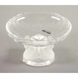 ANBIETSCHALE, farbloses, partiell satiniertes Glas, plastischer Vogeldekor, Dm 14, LALIQUE,