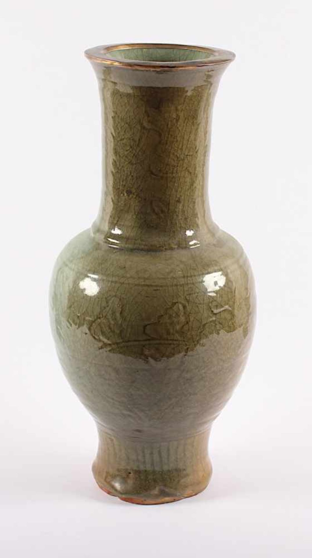 GROSSE SELADON-VASE, Porzellan, harter, im Brand rötlich verfärbter Scherben, gravierter Dekor,