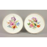 ZWEI RUNDE PLATTEN, polychrom gemalte Blumenbouquets, Goldrand, Dm 26, MEISSEN, 20.Jh.- - -22.00 %