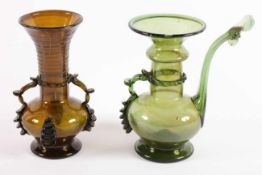 ZWEI GEFÄSSE, grünes und amberfarbenes Glas/Waldglas, beschädigt, H ca. 15,5, DEUTSCH, wohl 17.