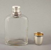 GROSSE TASCHENFLASCHE, farbloses Glas, Montierung und Deckel 800/ooo, H 19, DEUTSCH, 20.Jh.- - -22.