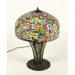 GROSSE TISCHLAMPE, im Tiffany-Stil, Metall und farbiges Glas, dreiflammig, H 74- - -22.00 % buyer'