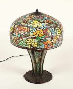 GROSSE TISCHLAMPE, im Tiffany-Stil, Metall und farbiges Glas, dreiflammig, H 74- - -22.00 % buyer'