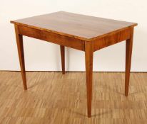 KLEINER BIEDERMEIER-TISCH, Nussbaum, einschübige Zarge, H 70, B 95, T 64, DEUTSCH, um 1820- - -22.00