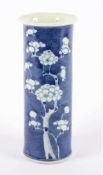 VASE, Porzellan, unterglasurblauer Dekor Prunus auf geborstenem Eis, H 19, unterglasurblaue Marke
