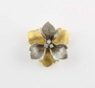 BROSCHE, 585/ooo Gelbgold und Weißgold, in Form einer Blüte, besetzt mit drei kleinen Diamanten,