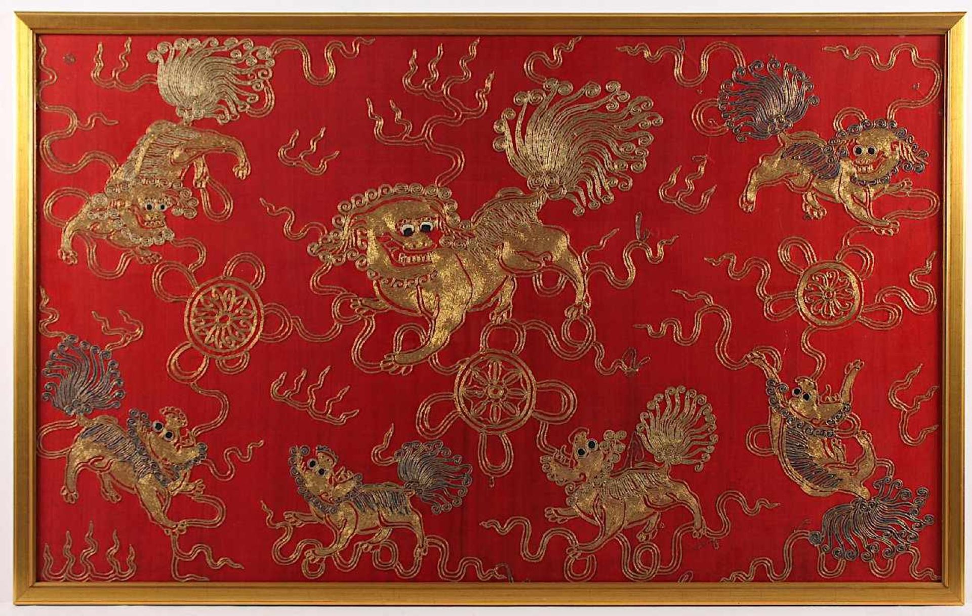 ALTARBEHANG, Goldlahn und farbige Fäden auf rotem Satin, buddhistische Löwen und drei Feuerkugeln,