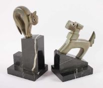 PAAR ART DECO-BUCHSTÜTZEN "HUND UND KATZE", Metall, grün patiniert, Glasaugen, Marmor (min.best.), H