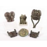 SECHSTEILIGES KONVOLUT, Bronze, braun und grün patiniert, eines vergoldet, H bis 8, CHINA, Ming-