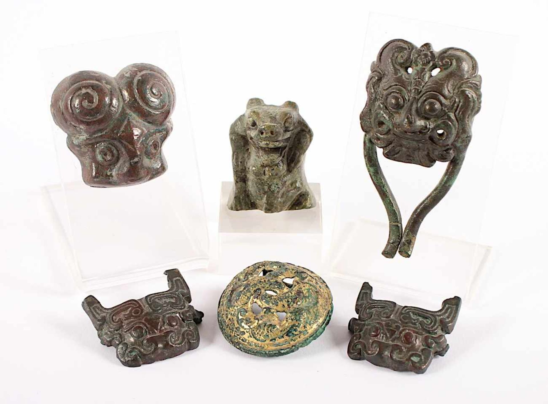 SECHSTEILIGES KONVOLUT, Bronze, braun und grün patiniert, eines vergoldet, H bis 8, CHINA, Ming-