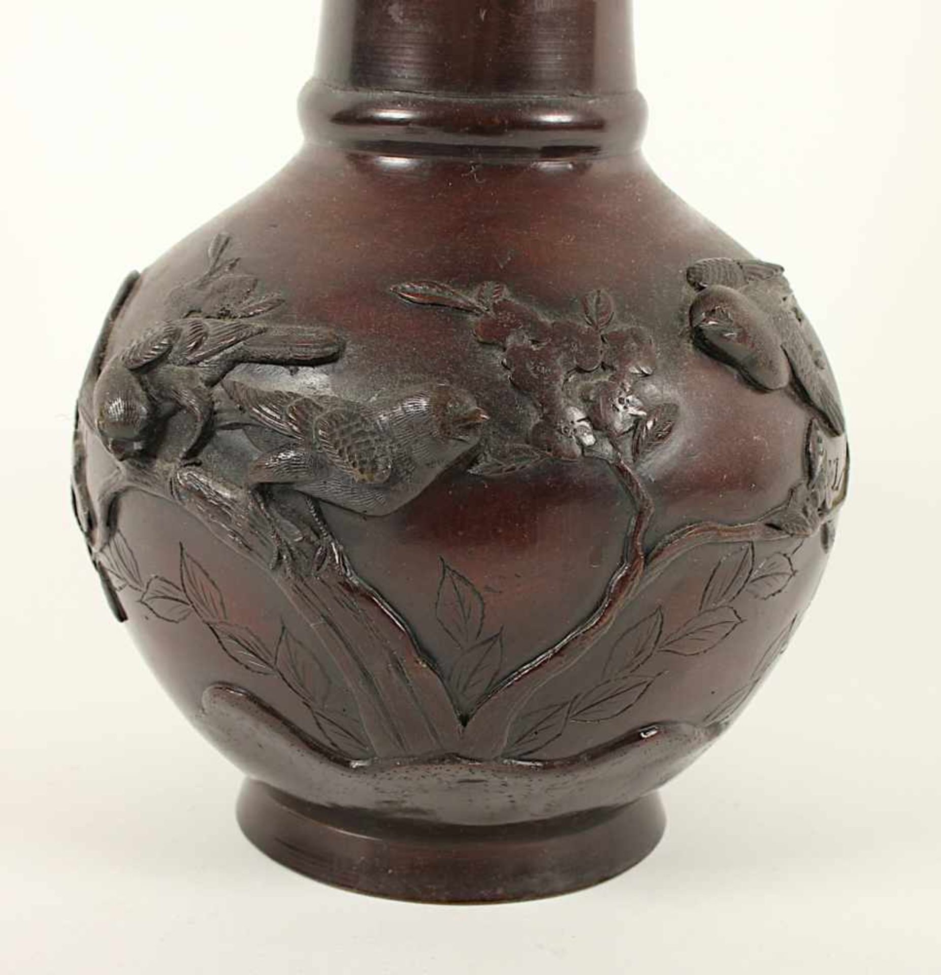 GROSSE VASE, Bronze, braun patiniert, graviert und im Hohen Relief dekoriert, H 62, min.ber., - Bild 3 aus 4