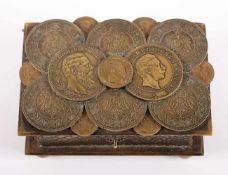 SCHATULLE MIT MÜNZEN, Metall, auf dem Deckel mehrere Münzen aus dem Kaiserreich, 12 x 6 x 9, um