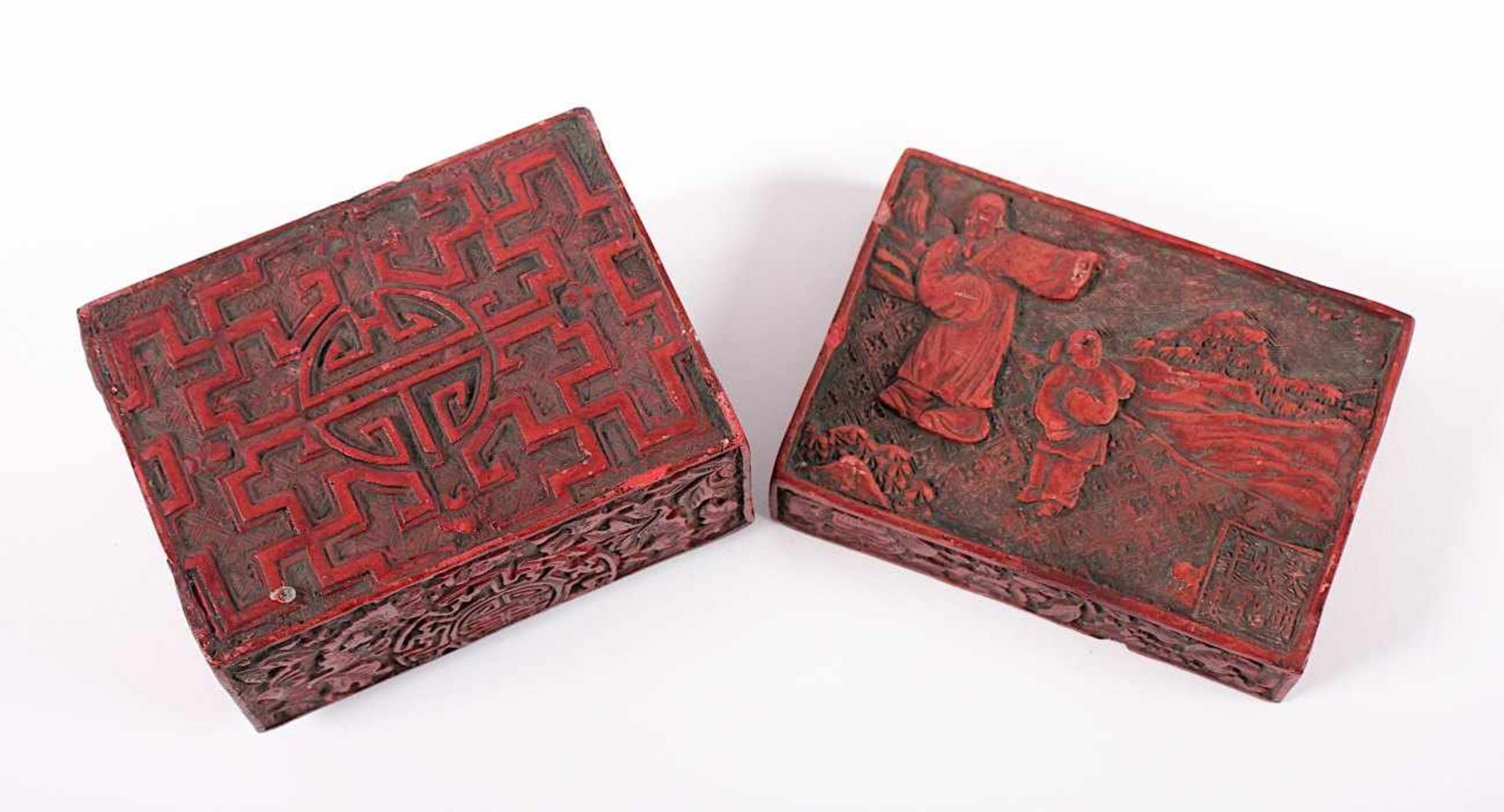 KLEINE SCHATULLE, roter Schnitzlack, allseitig im Relief beschnitzt, H 7, B 10,7, T 7,7, besch., - Image 3 of 3