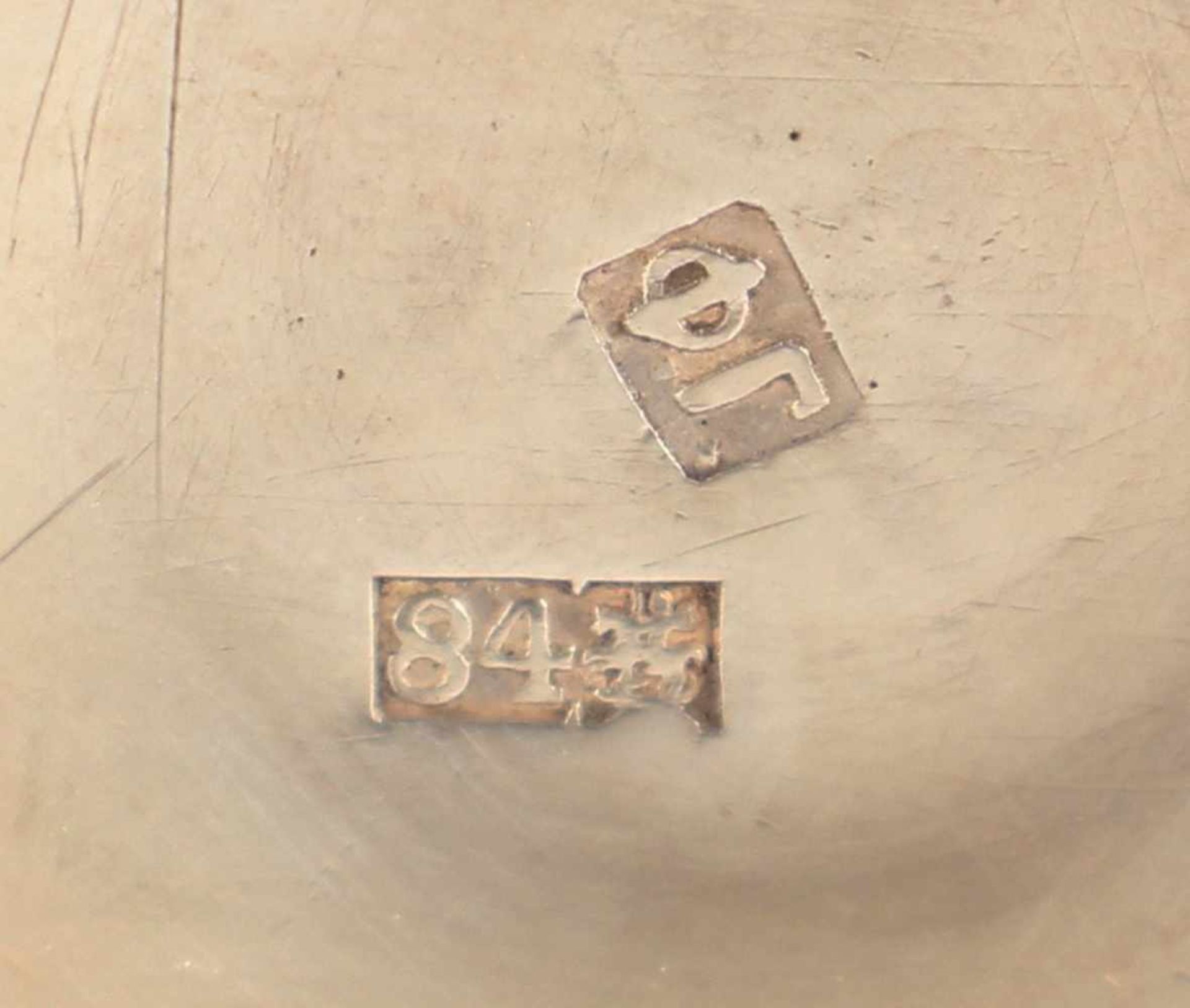 MILCHKÄNNCHEN, 84/oo, auf fein guillochiertem Grund Niellodekor, schauseitig Kartusche mit - Image 2 of 2